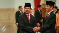 Presiden Joko Widodo memberikan selamat kepada Kepala Lembaga Sandi Negara (Lemsaneg) Djoko Setiadi  usai pelantikan Kepala Lembaga Sandi Negara (Lemsaneg) di Istana Negara, Jakarta, Jumat (8/1/2016). Liputan6.com/Faizal Fanani)