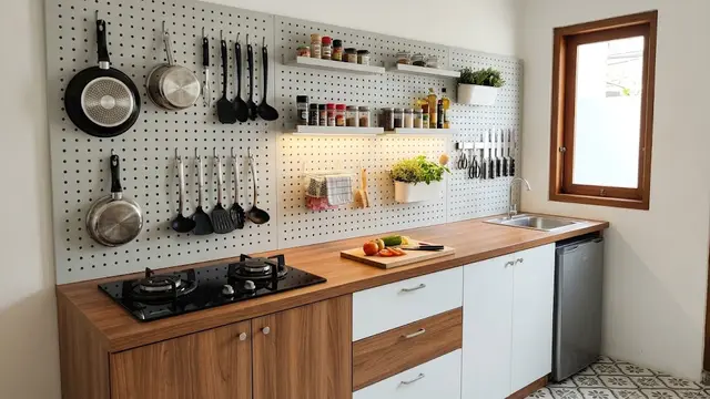 Model Dapur Kecil dengan Penyimpanan Vertikal agar Leluasa saat Masak/AI Generated