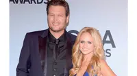 Kabar perceraian menghampiri rumah tangga Blake Shelton dan Miranda Lambert. Namun, Blake Shelton langsung menepis rumor tersebut. (sumber: popcrush.com)