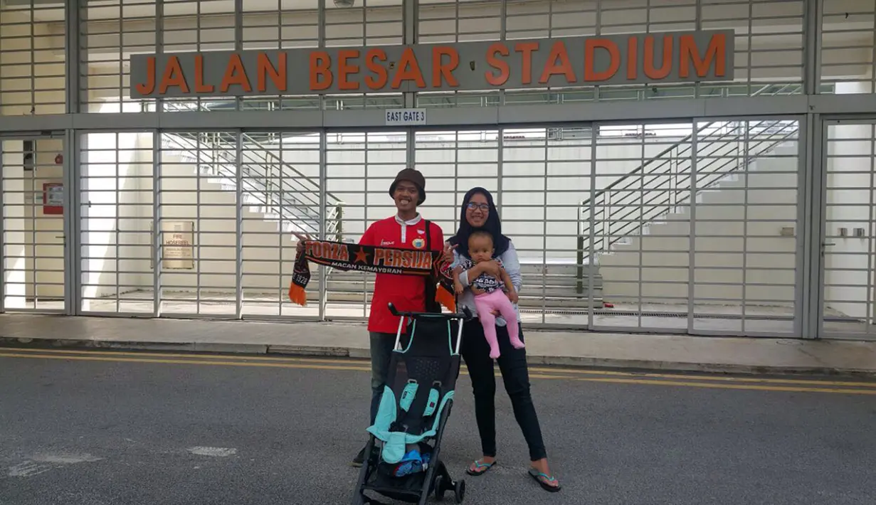 Sebelum masuk ke stadion tidak lupa Mustopha mengajak sang putri yang bernama Rinjani Aizza Kalani untuk foto bersama digondong sang ibu di depan Stadion Jalan Besar. (Bola.com/Istimewa)