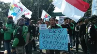 Tuntutan pengendara ojek online saat hari buruh internasional (Foto:Merdeka.com/Dwi Aditya Putra)