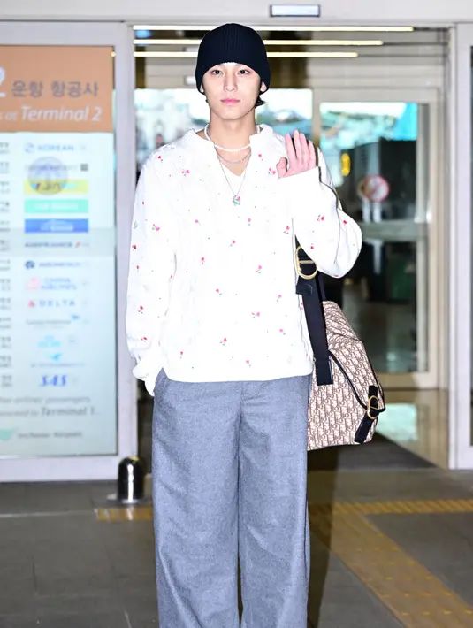 Mingyu mengenakan koleksi Dior Summer 2026 Men dari ujung kepala hingga ujung kaki, termasuk tas Dior Jett dan sepatu Dior Roadie. [Dok. Dior]