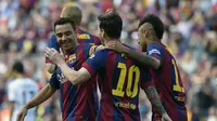 Lionel Messi bersama Xavi Hernandez dan Neymar merayakan gol ke gawang Deportivo La Coruna (LLUIS GENE / AFP).