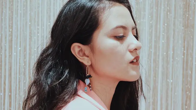 [Bintang] Gaya Kasual Sampai Glamor, Ini Pilihan Outer Favorit Marsha Aruan