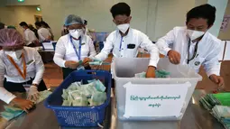 Para petugas Komisi Pemilihan Umum menghitung suara dalam pemilu multipartai di sebuah tempat pemungutan suara di Yangon, Myanmar, pada 8 November 2020. Myanmar sukses menyelesaikan pemungutan suara pemilu multipartai di seluruh negara tersebut pada Minggu (8/11) sore. (Xinhua/U Aung)