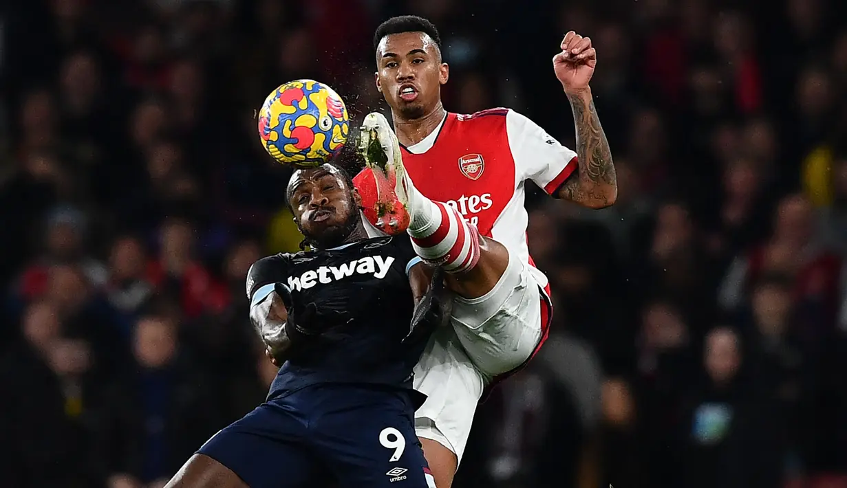 Arsenal dan West Ham terlihat langsung menampilkan permainan menyerang sejak peluit kickoff dibunyikan. Tuan rumah baru bisa mendominasi pertandingan pada menit ke-30. (AFP/Ben Stansall)