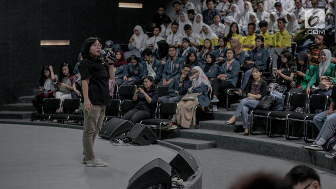 Yuliana Dewi selaku Talent Learning & Management Senior Manager Emtek Group menjadi pembicara dalam Workshop Session gelaran Emtek Goes to Campus (EGTC) 2018 di Universitas Kristen Petra, Surabaya, Selasa (13/11). (Liputan6.com/Faizal Fanani)
