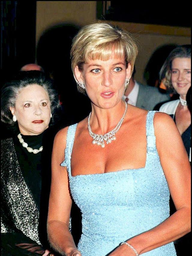 Putri Diana, Putri Wales, tiba di Royal Albert Hall, London,untuk pertunjukan gala Swan Lake oleh Balet Nasional Inggris. Sang putri, mengenakan gaun pendek berwarna biru muda dengan manik-manik.