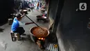 Pekerja memproduksi dodol Betawi di rumah industri di kawasan Pasar Minggu, Jakarta, Selasa (4/5/2021). Harga dodol Betawi berbeda-beda tergantung rasa yang ditawarkan. (merdeka.com/Imam Buhori)