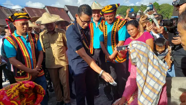 Menteri Pariwisata dan Ekonomi Kreatif (Menparekraf), Sandiaga Uno, mengujungi Desa Wisata Hilisimaetano, Kecamatan Maniamolo, Kabupaten Nias Selatan, Sumatera Utara, Rabu (22/6/2022) (Istimewa)