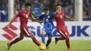 Fachrudin Aryanto (kiri) dan Dedi Kusnandar, berusaha menghentikan pergerakan pemain Thailand, Chanathip Songkrasin, dalam laga leg kedua final Piala AFF 2016 di Stadion Rajamangala, Bangkok, Thailand, Sabtu (17/12/2016). (Bola.com/Vitalis Yogi Trisna)