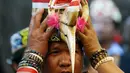 Masyarakat Kalimantan Utara memakai baju Adat Dayak saat berkunjung ke Dewan Perwakilan Daerah (DPD), di Kompleks Parlemen Senayan, Jakarta, Selasa (19/9). (Liputan6.com/Johan Tallo)