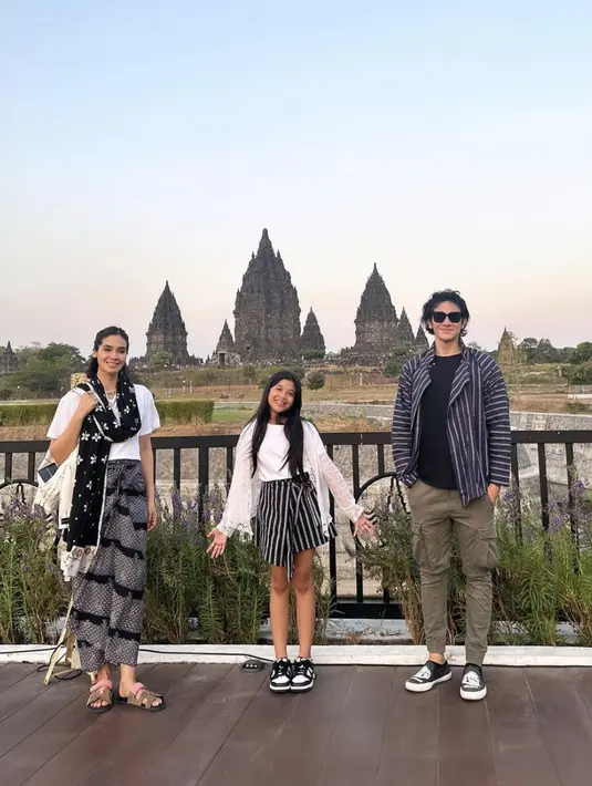 Kali ini, ketiganya tampak kompak dalam balutan lurik dan batik bernuansa monokrom.  [Foto: Instagram/ Marsha Timothy]