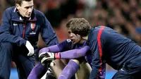 Wenger Tak Mau Pertaruhkan Karier Pemain