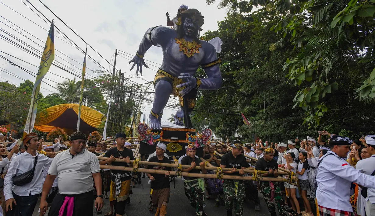 Umat Hindu mengarak ogoh-ogoh usai  upacara Tawur Agung Kesanga di Pura Amerta Jati, Cinere, Jakarta Selatan, Jumat (28/3/2025). (merdeka.com/Arie Basuki)