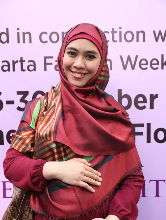 Kini baju panjang tak hanya untuk ibu-ibu pengajian saja, namun juga ada di mall. Dari situlah bintang film ‘Ketika Cinta Bertasbih’ ini  memberanikan diri mengasah bakat entrepreneurnya di bisnis busana muslimah. (Andy Masela/Bintang.com)