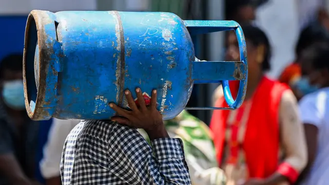 Antrean Warga Kolombo Beli Gas LPG