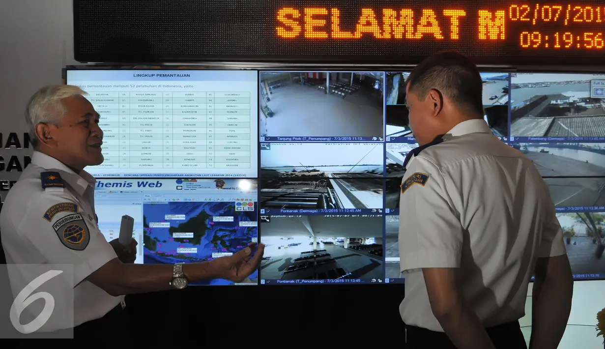 Menhub, Ignasius Jonan berbincang saat melihat pantauan arus mudik di Kemenhub, Jakarta, Kamis (2/7/2015). Pembentukan posko ini merupakan tindak lanjut atas permintaan Presiden Joko Widodo. (Liputan6.com/Herman Zakharia)