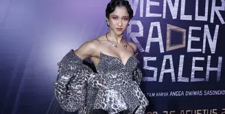 Aghniny Haque menjadi salah satu pemeran dalam film Mencuri Raden Saleh. Pada peluncurannya beberpaa waktu lalu, gaya fashion Agniny Haque menarik atensi. (Foto: Kapanlagi/ Dok.)
