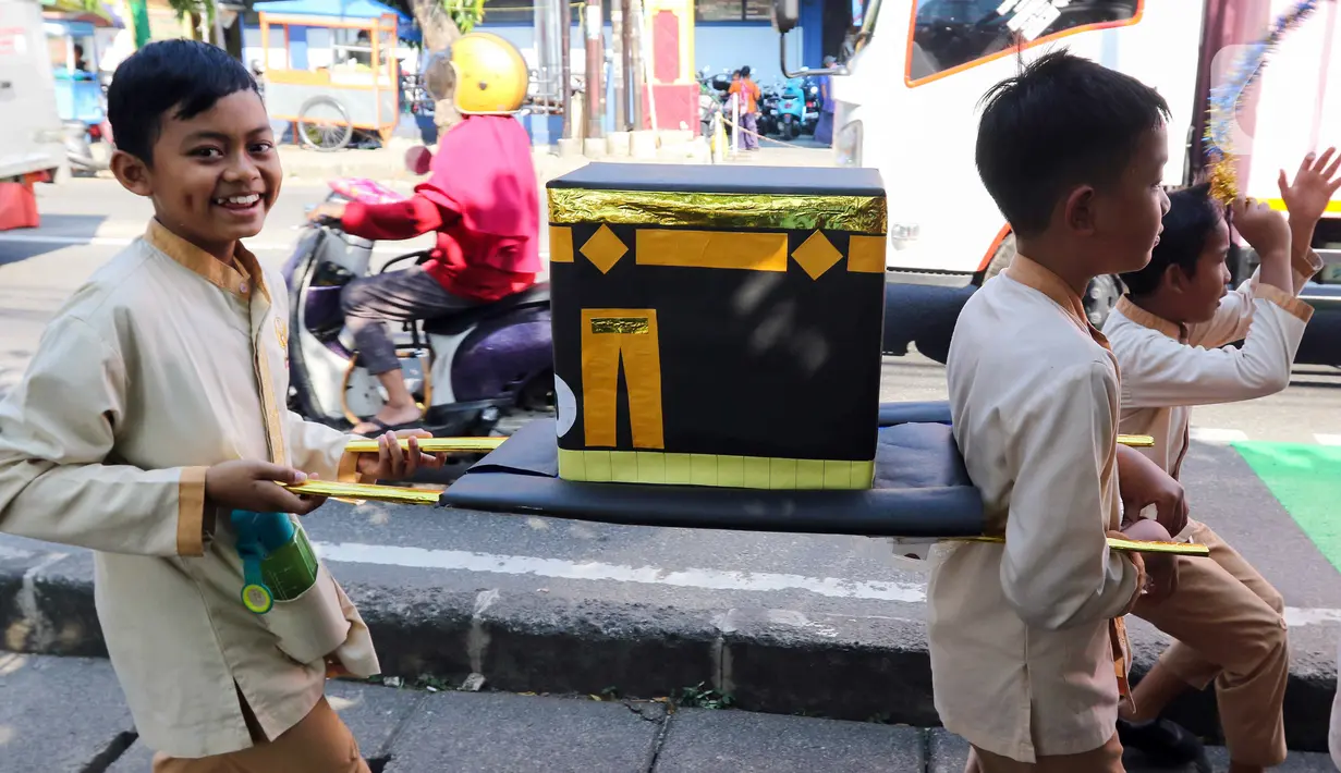 Selain membawa poster ucapan "Selamat Tahun Baru Islam", para pelajar juga ada yang membawa miniatur Kakbah. (Liputan6.com/Herman Zakharia)
