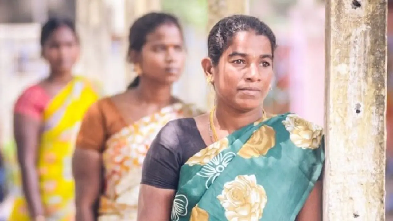 Tiga perempuan di Chennai, India, mengaku meski bermotif uang namun ada ikatan emosional yang tak bisa mereka pungkiri dengan bayi "orang lain"