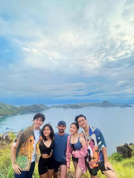 Sebelumnya, Prilly Latuconsina sempat beradu akting dengan Reza Rahadian. Di series tersebut, mereka menjadi pasangan suami istri. [Instagram/prillylatuconsina96]