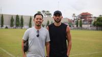 Foto agen pemain Gabriel Budi bersama penyerang Bali United Ilija Spasojevic di Lapangan Banteng Seminyak. (Bola.com/Maheswara Putra)