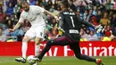 Pemain Real Madrid, Karim Benzema (kiri) mencetak satu gol saat Real Madrid menang atas Valencia  pada lanjutan La Liga Spanyol pekan ke-37 di Stadion Santiago Barnebeu, (8/5/2016). (REUTERS/Paul Hanna)