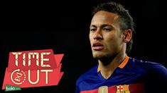 Pemain bertahan Barcelona, Adriano, meminta rekan setimnya Neymar untuk mengabaikan tawaran Manchester United dan City. Menurut dia, Neymar hanya akan bisa meraih gelar Ballon d'Or jika bertahan di Barca.