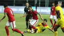Gelandang Timnas Indonesia, Osvaldo A Haay (tengah) menghindari tekel pemain Guyana, Brandon Beresford pada laga persahabatan di Stadion Patriot Candrabhaga, Bekasi, Sabtu (25/11). Indonesia unggul 2-1. (Liputan6.com/Helmi Fithriansyah)