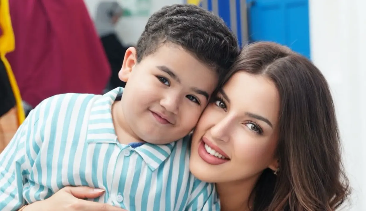 Sebagai bentuk support, Tasya Farasya kenakan setelan bergerai biru navy agar senada dengan Issa [@tasyafarasya]