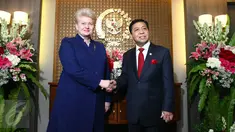 Ketua DPR Setya Novanto menyambut kunjungan Presiden Lithuania, Dalia Grybauskaitė ke Gedung MPR/DPR RI, Rabu (17/5). Kunjungan Presiden Lithuania memiliki arti penting bagi penguatan hubungan bilateral Indonesia - Lithuania. (Liputan6.com/Johan Tallo)