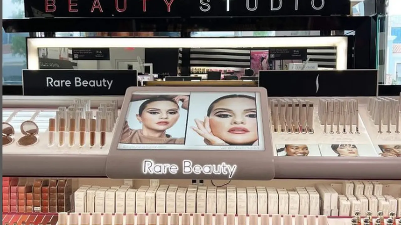 Rare Beauty, merek kosmetik besutan Selena Gomez di Sephora. (foto: instagram @rarebeauty)