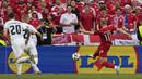 Gelandang Timnas Denmark, Christian Eriksen mencetak gol ke gawang Timnas Slovenia pada laga Grup C Euro 2024 di MHPArena, Stuttgart, Jerman, Minggu (16/6/2024). (AP Photo/Antonio Calanni)