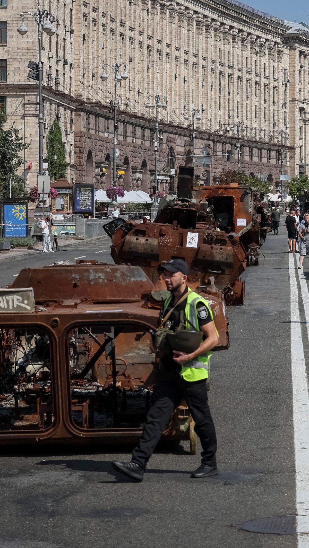 Sebelumnya pada tahun 2022 lalu, Ukraina juga mengadakan pameran peralatan militer Rusia yang hancur di Khreshchatyk.