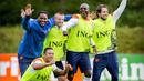 Asisten pelatih Timnas Belanda, Patrick Kluivert (kiri) berfoto bersama dengan sejumlah pemain saat sesi latihan menjelang Piala Dunia 2014 di Hoenderloo, Belanda, 8 Mei 2014. (AFP/ANP/Koen van Weel)