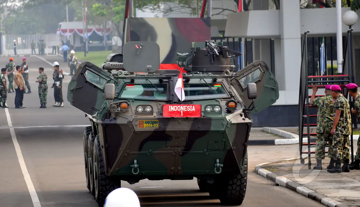 TNI mempersiapkan Panser Anoa untuk dinaiki Presiden Joko Widodo saat menghadiri upacara pengangkatan dirinya sebagai warga kehormatan pasukan khusus TNI, Kamis (16/4/2015). (Liputan6.com/Yoppy Renato)