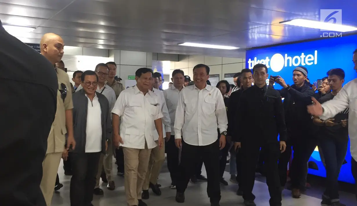 Ketua Umum Gerindra Prabowo Subianto tiba di Stasiun MRT Lebak Bulus, Jakarta, Sabtu (13/7/2019). Prabowo datang sekitar pukul 09.51 WIB. (Liputan6.com/Lizsa Egehem)