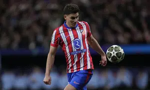 Pemain Atletico Madrid, Julian Alvarez mengontrol bola saat laga leg 2 babak 16 besar Liga Champions 2024/2025 melawan Real Madrid di Metropolitano Stadium, Madrid, Spanyol, Kamis (13/03/2025). (AP Photo/Manu Fernandez)