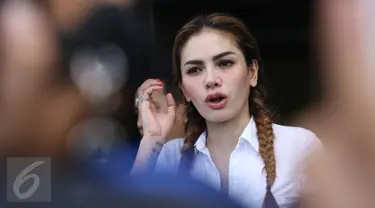 Artis Nikita Mirzani memberi keterangan kepada awak media di Mapolres Metro Jakarta Selatan, Jumat (23/12). Nikita dipanggil untuk dimintai keterangan sebagai saksi terkait kasus pemukulan asisten Julia Perez. (Liputan6.com/Herman Zakharia)