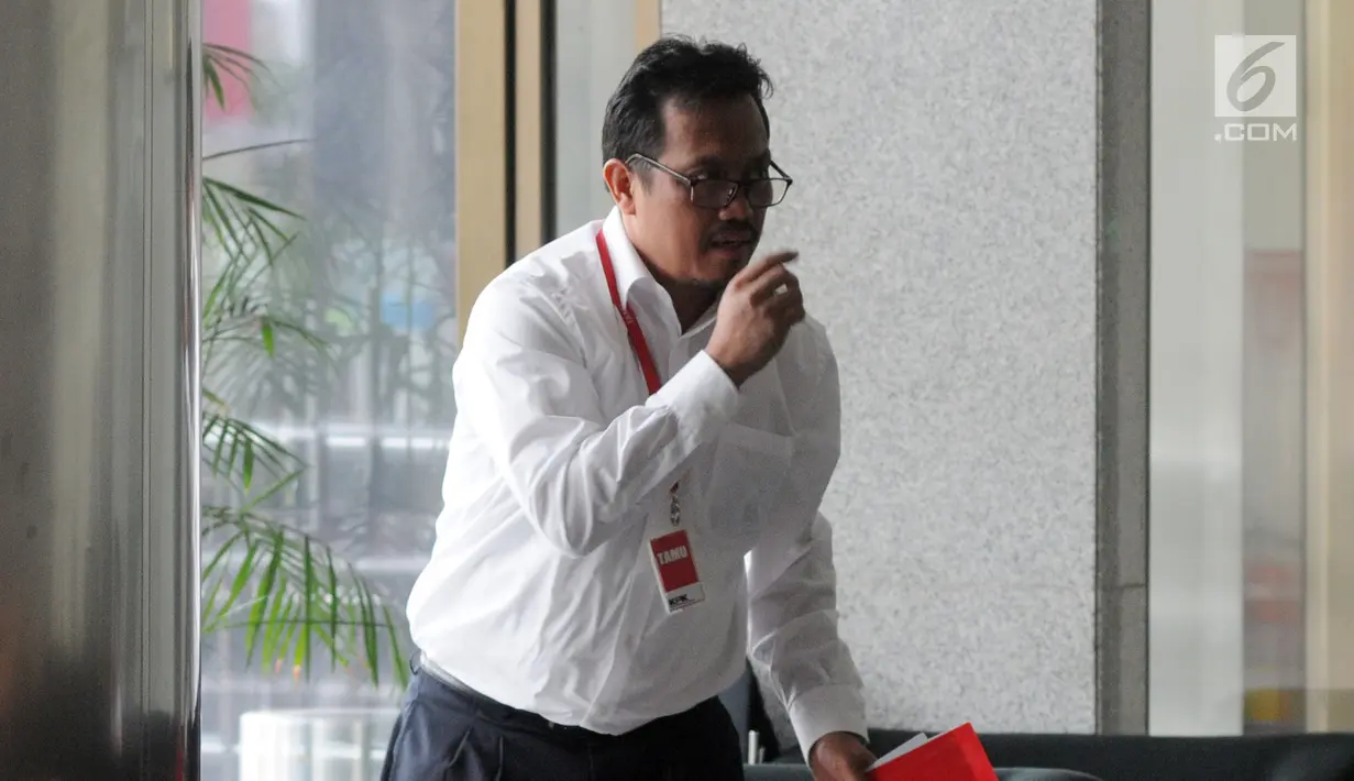 Kepala Divisi Batubara PLN Harlen bersiap menjalani pemeriksaan di gedung KPK, Jakarta, Kamis (16/8). Harlen diperiksa sebagai saksi untuk tersangka Wakil Ketua Komisi VII DPR Eni Maulani Saragih. (Merdeka.com/Dwi Narwoko)