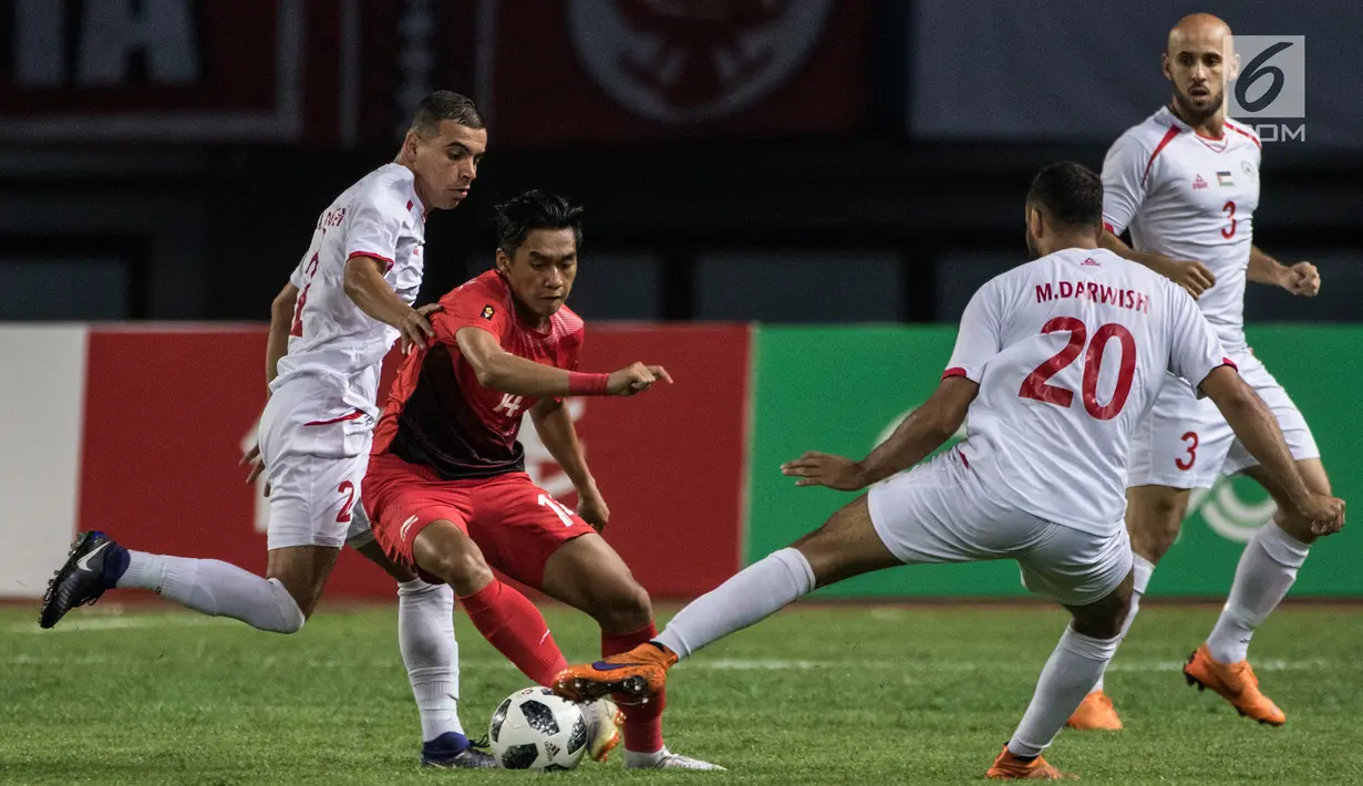 Pemain Indonesia, Septian David berusaha melewati pemain Palestina pada laga Asian Games di Stadion Patriot, Bekasi, Rabu (15/8). Timnas Indonesia U-23 dipaksa menyerah 1-2 oleh Palestina. (Bola.com/Vitalis Yogi Trisna)