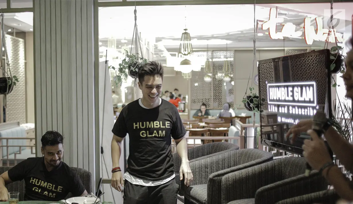 Aktor Baim Wong (tengah) bersama personel Humble Glam saat ditemui dikawasan Jakarta, Rabu (28/3). Humble Glam sendiri merupakan geng yang berisikan delapan selebriti Indonesia. (Liputan6.com/Faizal Fanani)