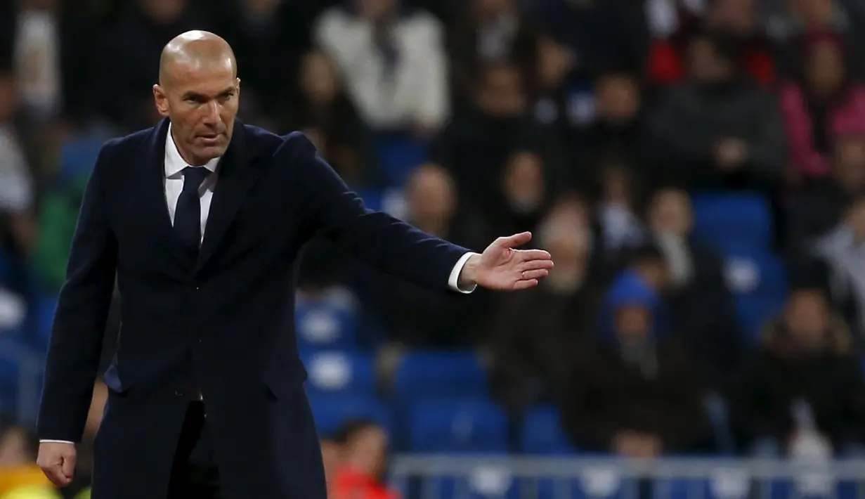 Pelatih Real Madrid, Zinedine Zidane memberikan instruksi kepada para pemainnya saat melawan Sevilla pada Liga Spanyol di Liga Spanyol di Stadion Santiago Bernabeu (21/3). Real Madrid menang besar atas Sevilla dengan skor 4-0. (REUTERS/Sergio Perez)