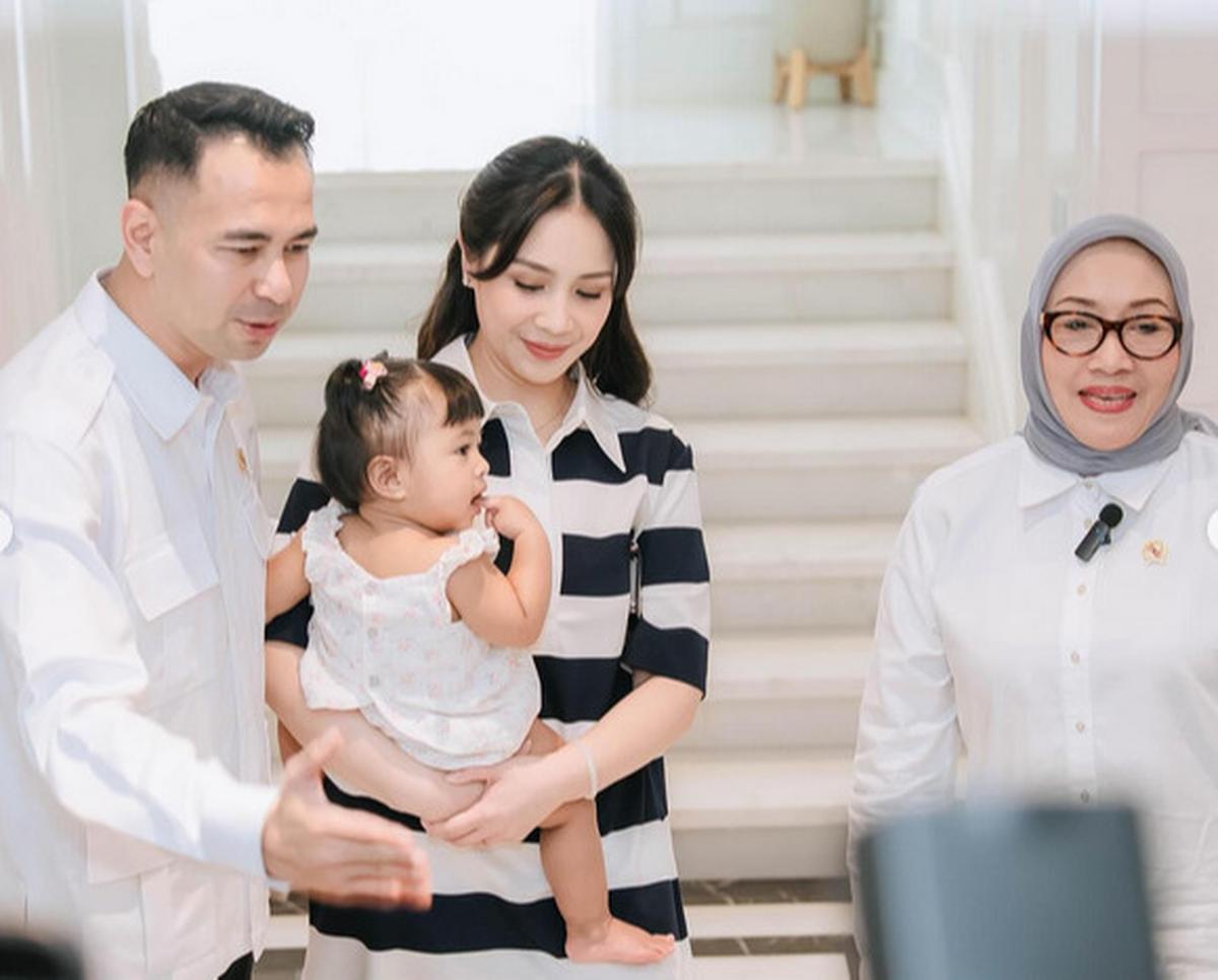 Cantiknya Nagita Slavina Gendong Baby Lily Sambut Kehadiran Menteri Arifah Fauzi, Gaya Simple tapi Elegan