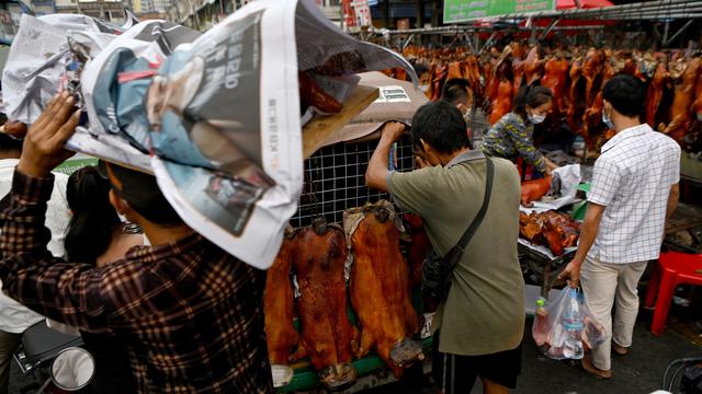 Warga Kamboja Berburu Babi Panggang untuk Sajian Imlek