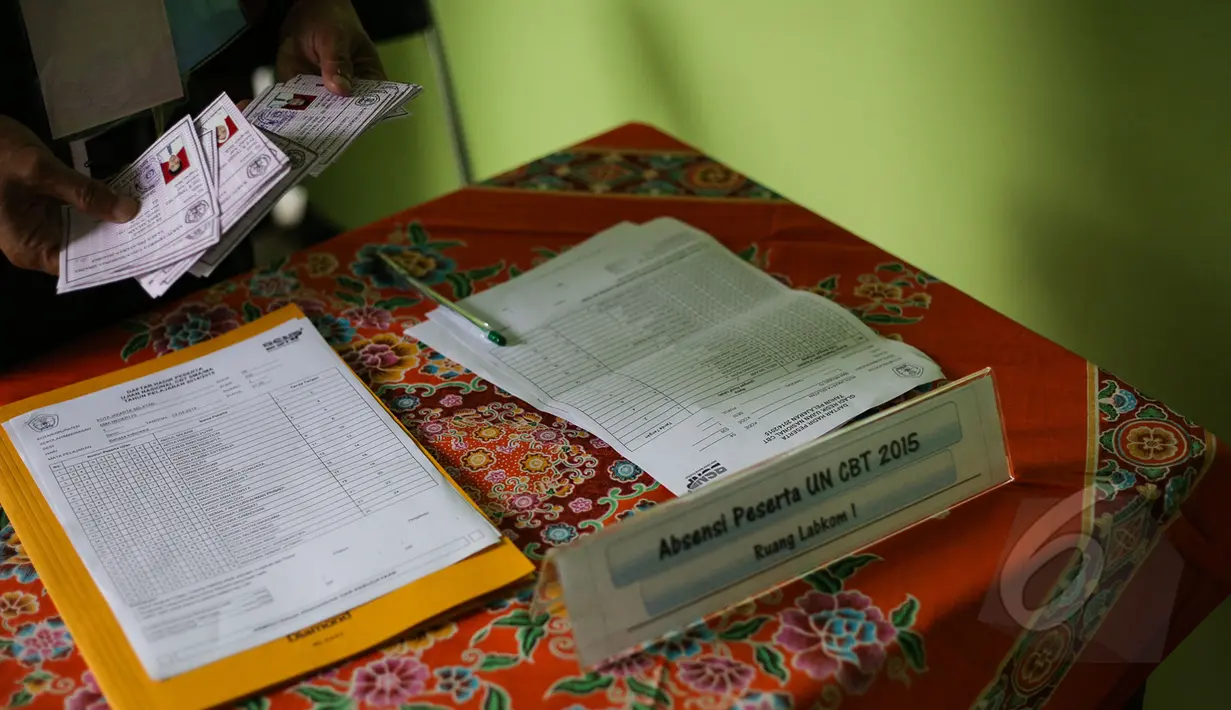 Tampak daftar hadir peserta ujian nasional (UN) 2015 di SMA 70, Jakarta, Senin (13/4/2015). Sebanyak 585 dari 70 ribu sekolah menjadi percontohan menjalankan ujian nasional berbasis komputer di seluruh Indonesia.  (Liputan6.com/Faizal Fanani)