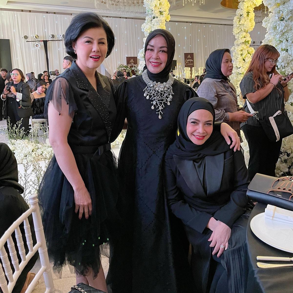 Potret Rieta Amalia dalam Balutan Gaun Hitam