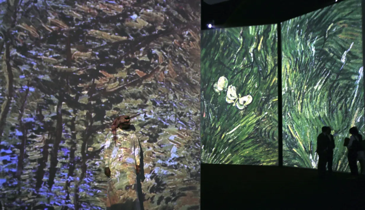 Pengunjung menikmati lukisan Vincent van Gogh versi digital di Dubai, Uni Emirat Arab, Minggu (11/3). Pameran ini bertema Van Gogh Alive. (AP Photo/Kamran Jebreili)