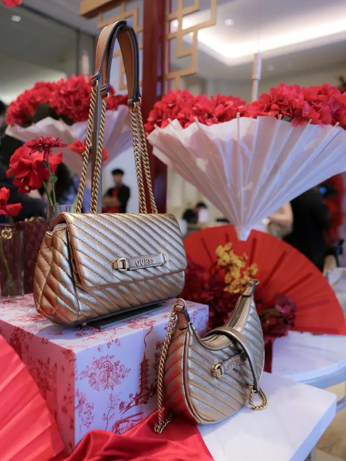 Koleksi GUESS Accessories untuk Sambut Tahun Baru Imlek 2025: Tas Tangan Motif Python Curi Atensi